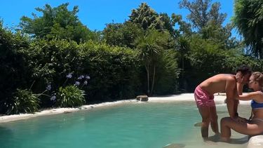 la espectacular piscina estilo playa de nicolas cabre en su casa de pilar