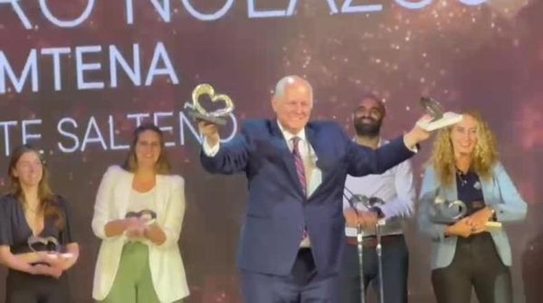 Alejandro Nolazco al recibir el premio por su trabajo solidario.