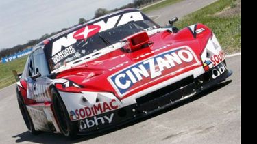 A FONDO. Rossi acelerará con su Chevy buscando superar a Ortelli..