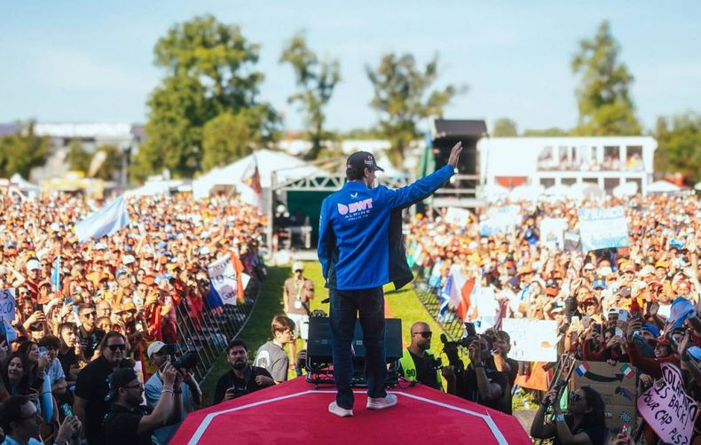 Franco Colapinto recibiendo el cario de su pblico en Monza