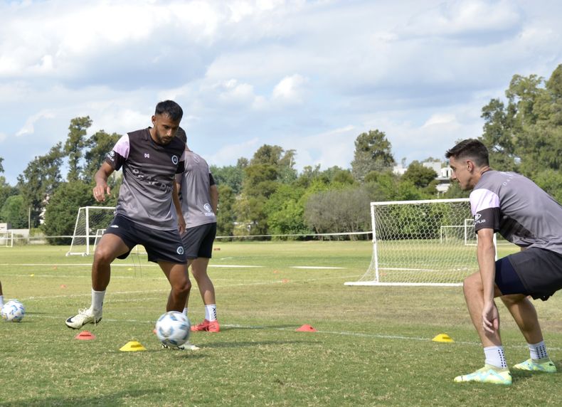 PELOTA. Nahuel Ríos y Ariel Otermín en el último entrenamiento de Real Pilar.