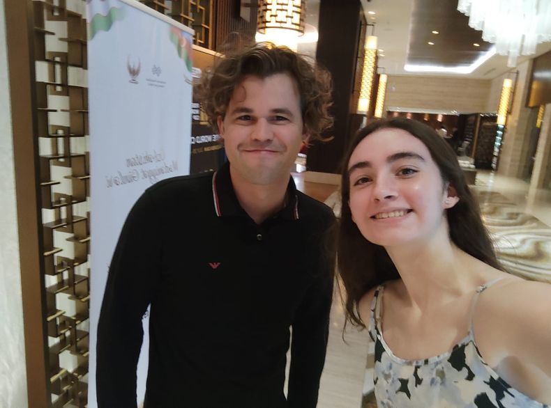 CON EL ÍDOLO. Candela junto a Magnus Carlsen, número 1 del mundo y uno de los mejores ajedrecistas de todos los tiempos.