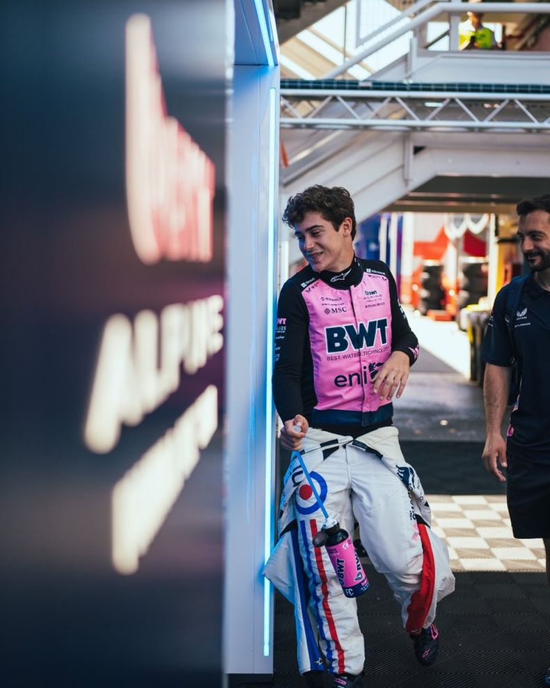 Colapinto en un momento de relax cerca de los boxes de Alpine.