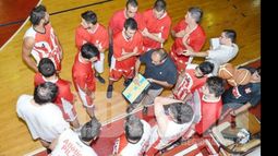 GRUPO. El plantel de Atlético confía en dar el golpe en Olavarría..