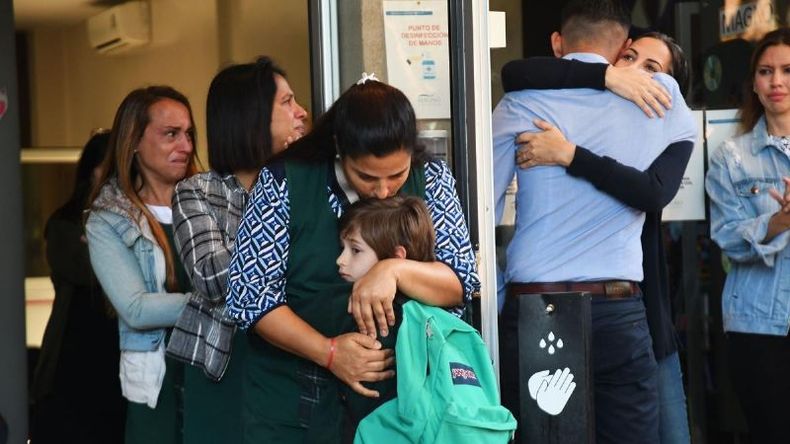 EMOCIONES. Una docente contiene a uno de los alumnos. Hubo llanto y mucha tristeza. Foto: Daniel Dabove. .