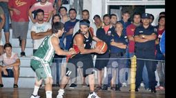 Luis Díaz cubre la pelota..