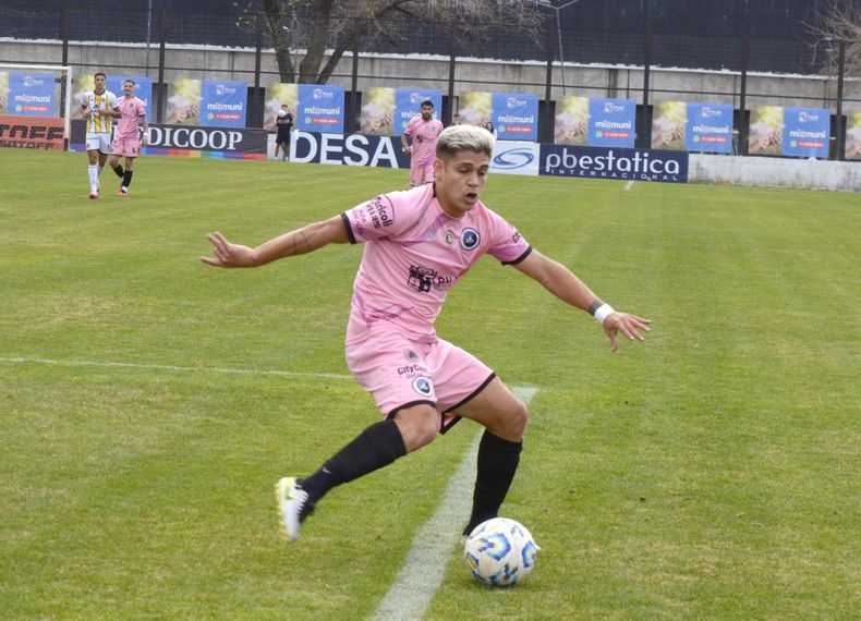 Iv&aacute;n Smith volvi&oacute; a ser el eje del juego de Real Pilar