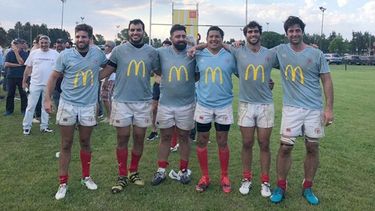 Pilar a Diario | COMPAÑEROS. Andino (4º en la foto) con algunos de sus amigos-jugadores que le dio el Celeste..