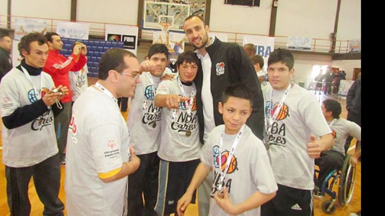 Los chicos participaron de las jornadas Básquet Sin Fronteras con Ginóbili..