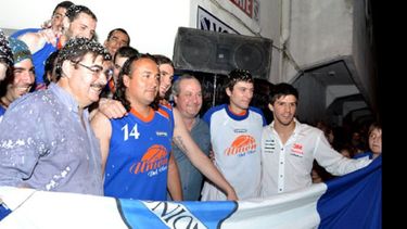 El plantel de Primera de básquet de Unión salió a la calle a sumarse al festejo de Rossi..
