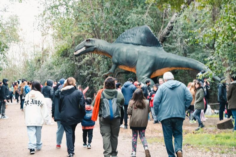 LOS DINOS SIGUEN. Parque Pilar Jurásico, la gran atracción de las vacaciones.