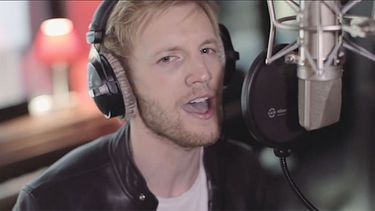 Guido Balzaretti muestra sus dotes como cantante.