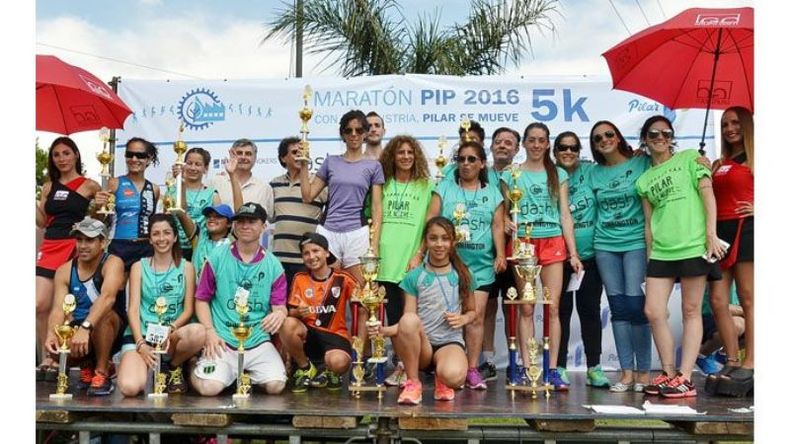 (FREDY CABALLERO). AL PODIO. Todos los ganadores de las pruebas del Maratón del Parque posaron para la foto..