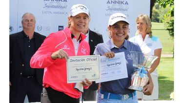 PREMIACIÓN. Annika Sorenstam junto a Agustina Gómez Cisterna..