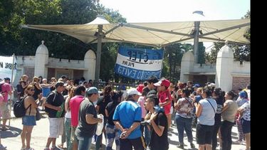 RECLAMO. Los trabajadores se concentraron frente al Instituto Pellegrini..