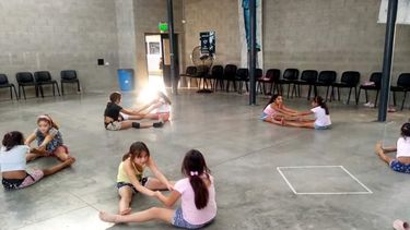 PARA TODAS LAS EDADES. El flamante club municipal recibe los talleres de cultura.