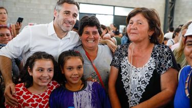 ABRAZO. Achával se suma a los intendentes que buscan frenar el DNU. &nbsp;