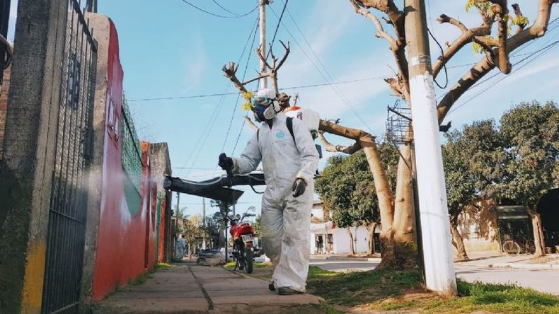 OPERATIVO. Desinfección, esta mañana en el barrio derquino Rivera Villate. .
