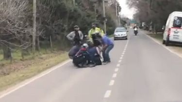 ACCESO A ESTANCIAS. La víctima quedó tendida sobre el asfalto. .