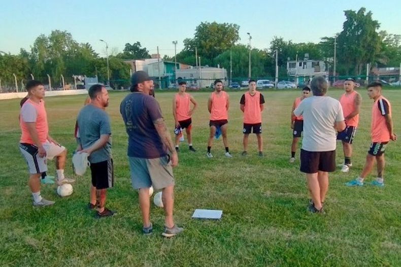 ENTRENAMIENTO. Los jugadores escuchan la charla técnica de Pedro Barrios.