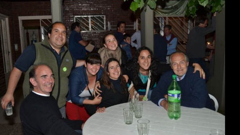 Visitas- Llamó la atención una presencia durante los festejos por el buen resultado que obtuvo Nicolás Ducoté en las últimas elecciones. Se trata de la del abogado Adolfo Casabal Elía (último a la derecha, en la foto), ex defensor del fallecido genocida Jorge Rafael Videla, a quien, en los últimos años, antes y después de su muerte, dedicó públicos elogios..