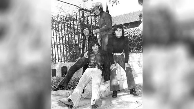 La estampa beat de Los Bárbaros, conformado por los hermanos Marcelo, Loyd y Rino Vitale, junto a otros integrantes que fueron cambiando con los años. El grupo se formó en 1965 y llegó a vender 500.000 copias del disco “Adiós Paul, John, George y Ringo”, uno de sus diez LP editados. .