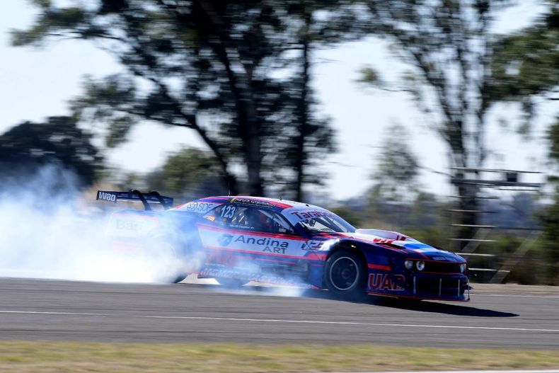 Martín Vázquez con su Dodge Challenger en el Cabalén.