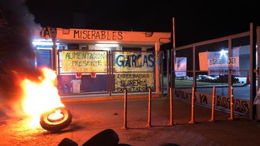QUEMA. Uno de los bloqueos de este jueves en el Parque Industrial de Pilar. &nbsp;