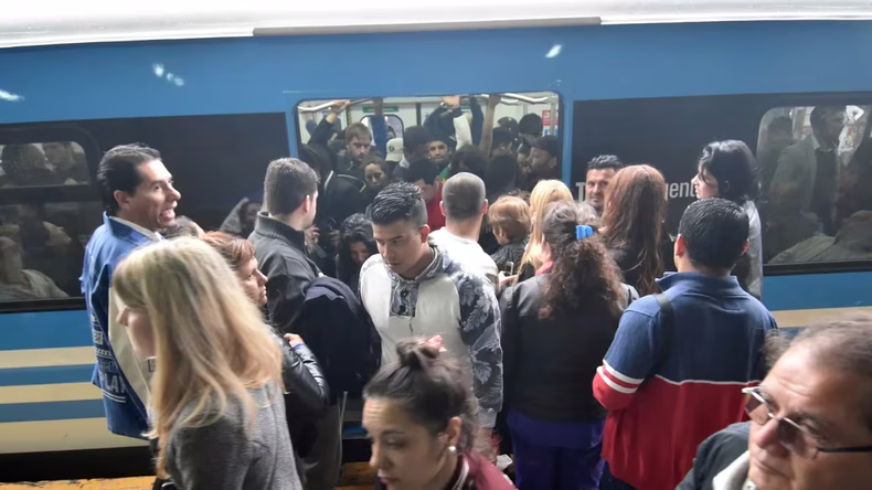 Las líneas Roca, San Martín, Sarmiento y Mitre funcionan con demoras y cancelaciones (Foto: :DYN).