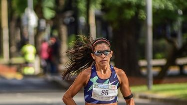 POR LAS CALLES DE LA CIUDAD. Daiana Ocampo ganó entre las damas.