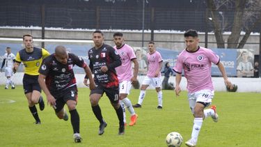 ATAQUE. Lucas Chambi busca escaparse de su marca personal Franco Quiroz (5).
