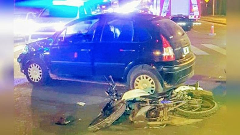 ESCENA. La moto y el auto involucrados en el siniestro. (FOTO: @juancaimpacto)..