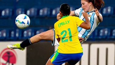 DE PRIMERA. Annika Paz busca el pase ante la presión de Emilly. DE PRIMERA. Annika Paz busca el pase ante la presión de Emilly.