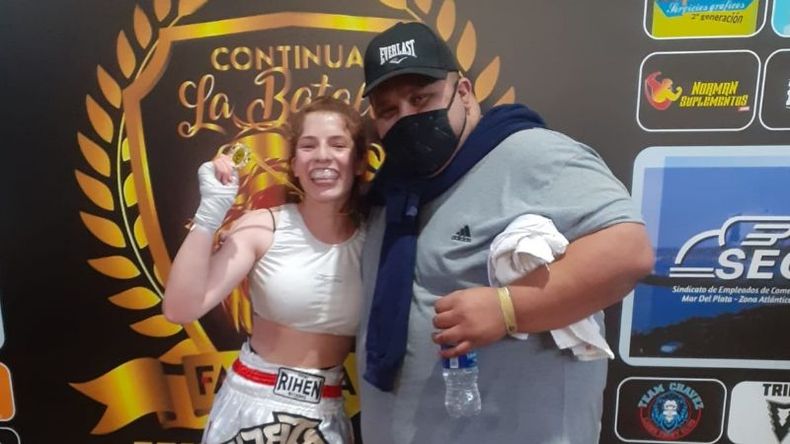 Paula Saavedra y su entrenador, Jonathan Valiente, en Mar del Plata..