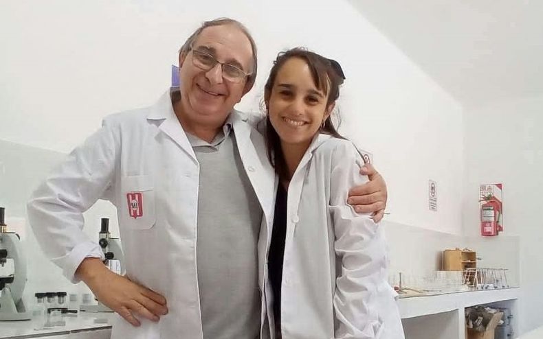 HERENCIA. Fernando D´Auría con su hija Florencia, docente como su papá. También es padre de un varón, Francisco.