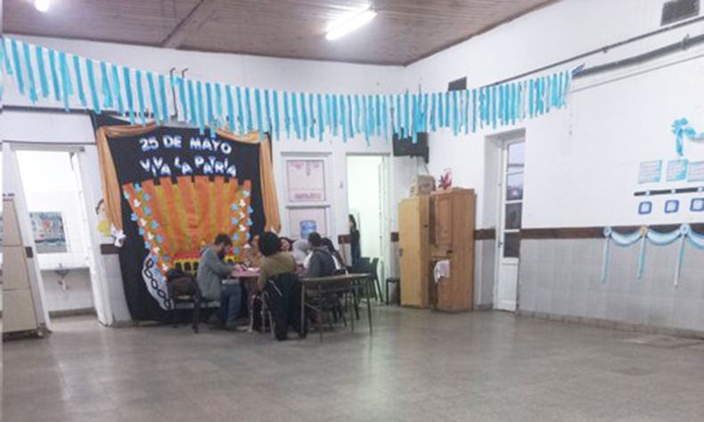 Así se cursa en el ISFD N°51 @isfd51_pilar (EN UN PASILLO) por no tener espacio físico. Todos los días 2 cursos deambulan mendigando un aula para llevar adelante su formación Docente. EDIFICIO PROPIO YA! Miranda.ica / @Mirandaica1. &nbsp;