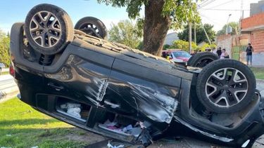 Así quedó volcada la camioneta que había sido robada en Tigre.