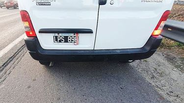 No era que la cintita roja trae buena suerte? Si la llevás en la muñeca, puede ser. Pero si la usás para tapar la patente, olvidate. La @InfoSegVial está. Pablo Martinez Carignano / @pmcarignano..