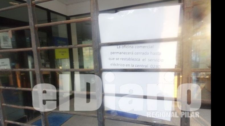Un escueto letrero explicaba ayer los inconvenientes en la oficina de Telefónica..