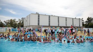 AL AGUA. Las piletas son el principal atractivo del programa de verano.