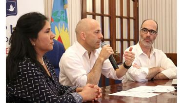 EQUIPO. Cbrera, Ducoté y Martignone, durante la presentación de los números..