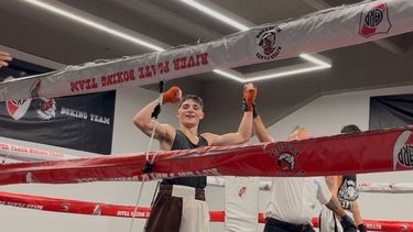 BRAZOS ARRIBA. El Rayo Kapusi festejó una nueva victoria como amateur.