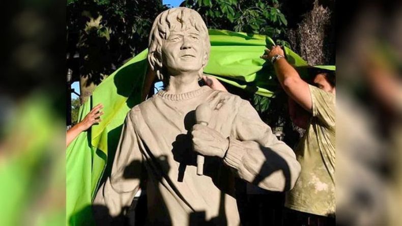 Alejandro Sokol ya tiene su estatua en la estación de #Hurlingham del #trensanmartin. Darío Albano / @albanodl..