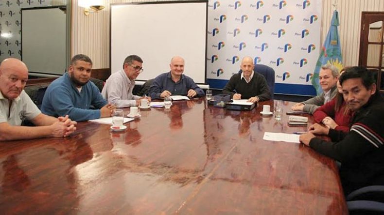 A LA MESA. El gobierno y los gremios sellaron el acuerdo tras varias ofertas..