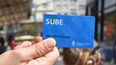 El saldo negativo establecido en la tarjeta SUBE es de -$1200, monto que cubre aproximadamente el costo de dos boletos mínimos.