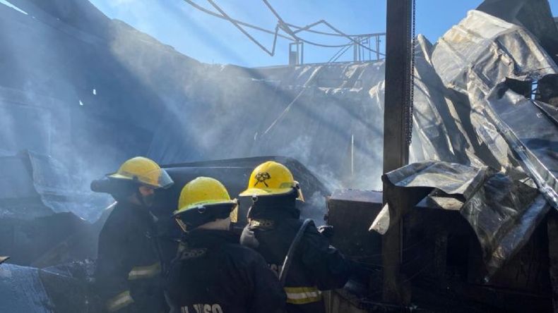 BOMBEROSEN ACCIÓN. Su rápida intervención evitó que el fuego avance a toda la planta..