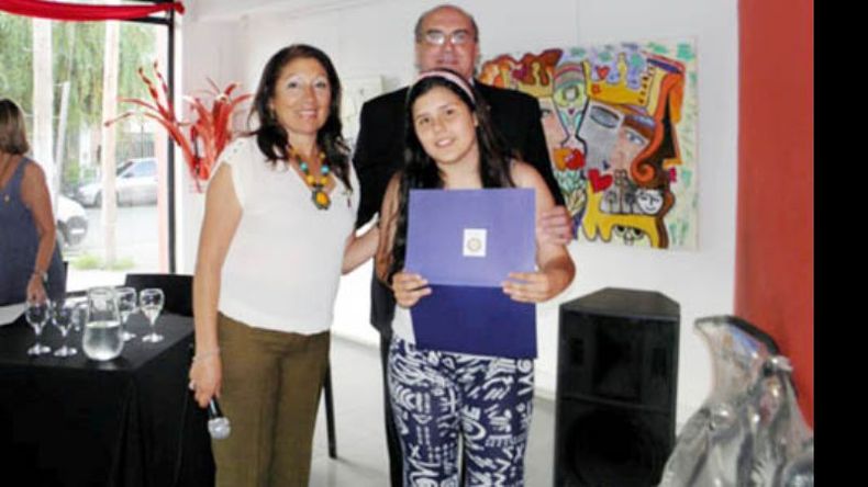 Las autoridades entregan el premio a una de las ganadoras..