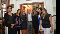 MUJERES. Ducoté, con las ediles que lo acompañaron hasta el recinto..