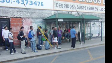 ESPERA. Las colas de pasajeros que aguardan un colectivo para volver a sus hogares..