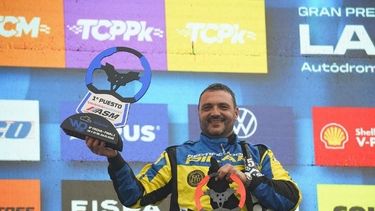 COPADO. César Vázquez con el trofeo del 5º puesto y la Copa Master.